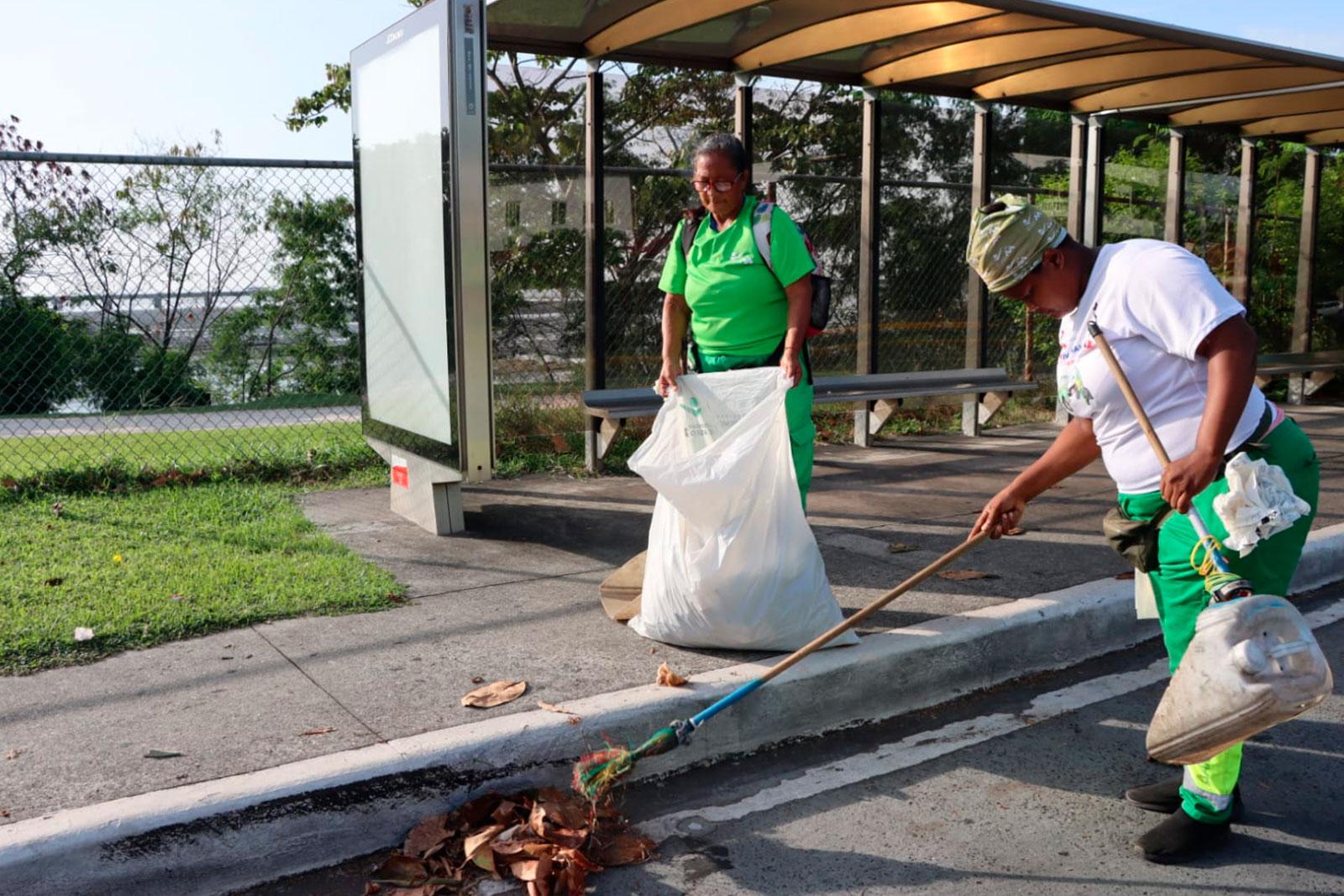 Limpieza de parada en Panamá Viejo, corregimiento de Parque Lefevre