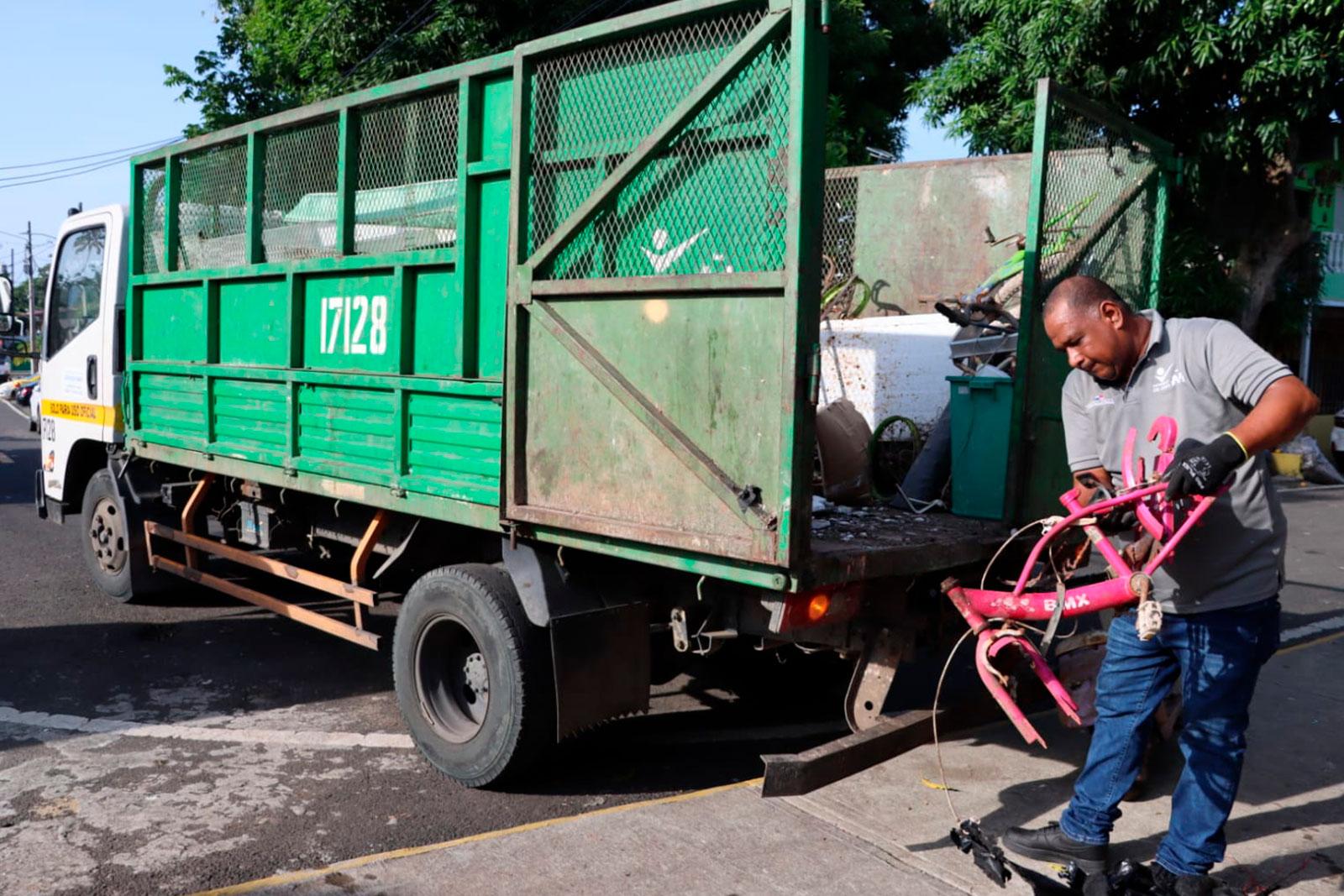 Recolección de enseres en Panamá Viejo