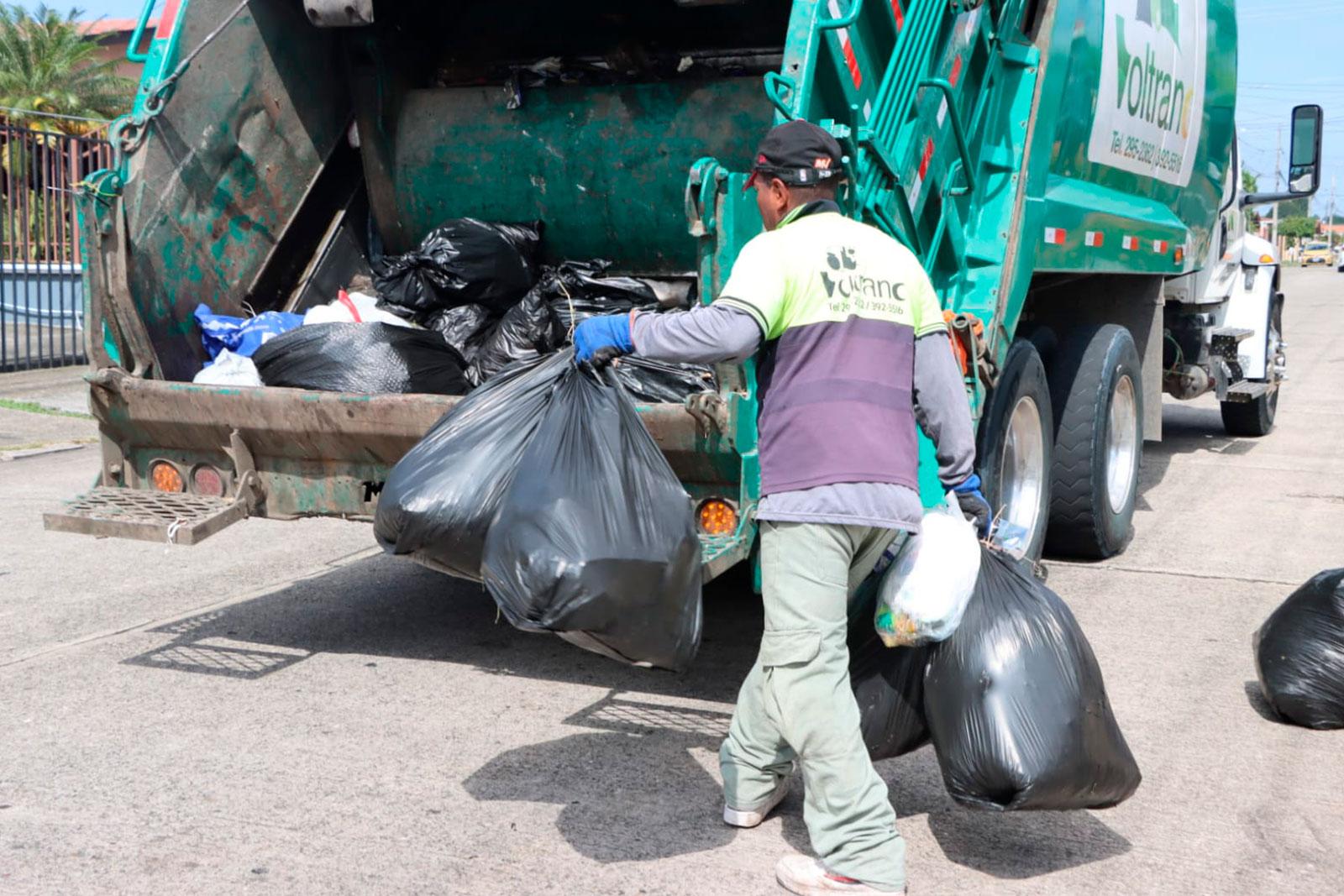 Camión compactador en recolección de desechos en  San Antonio, corregimiento Rufina Alfaro