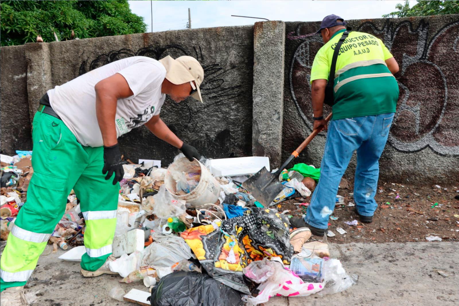 Recolección  de desechos en Panamá Viejo, en recorrido por la Ruta Turística