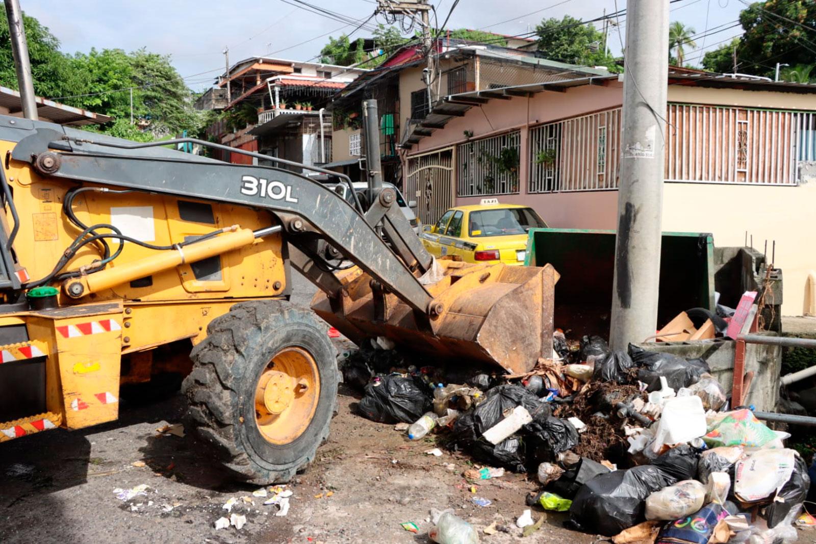 Retroexcavadora para la recolección de desechos en El Martillo, corregimiento Victoriano Lorenzo