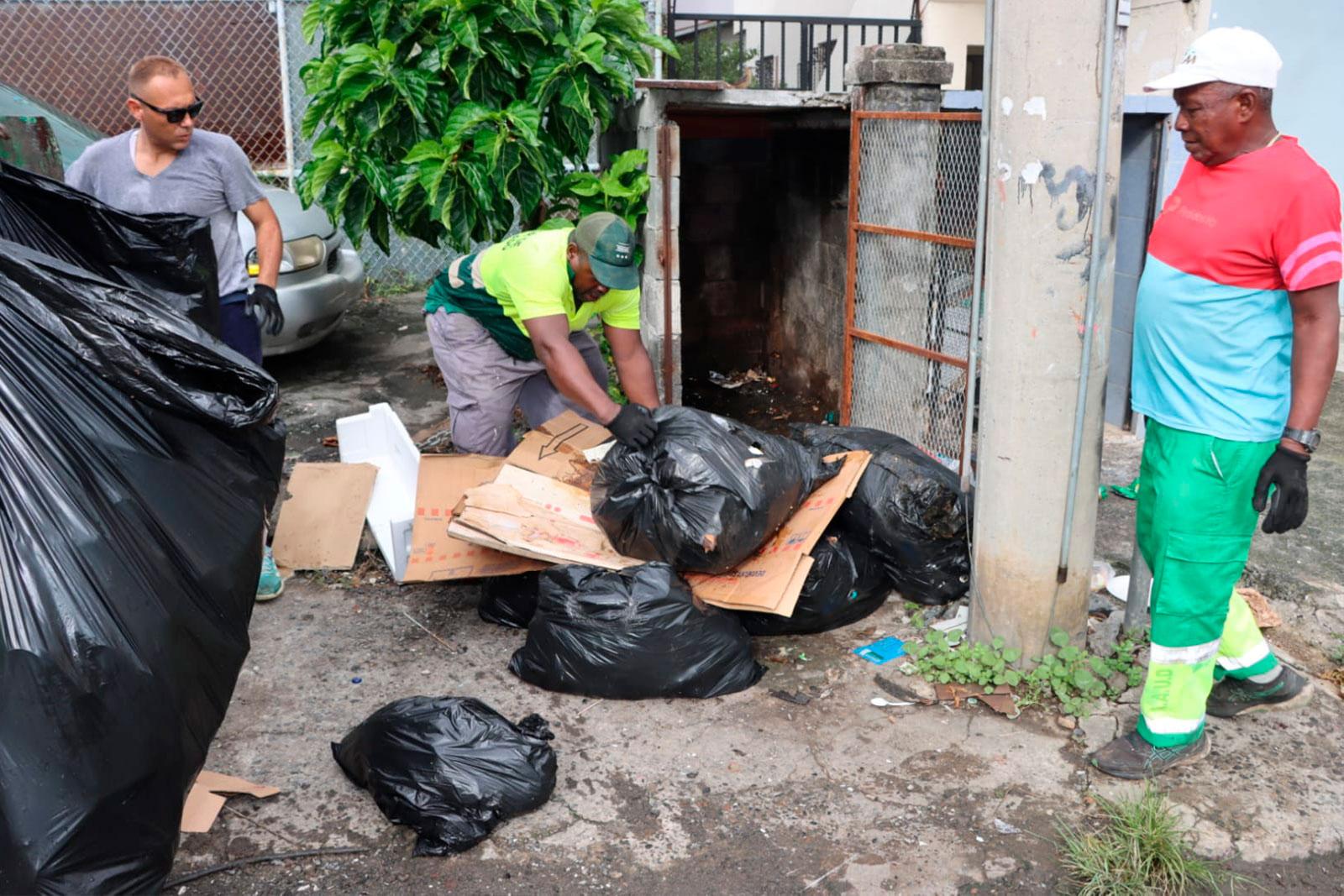 Recolección de desechos y enseres en Calle 5ta, corregimiento de Parque Lefevre 