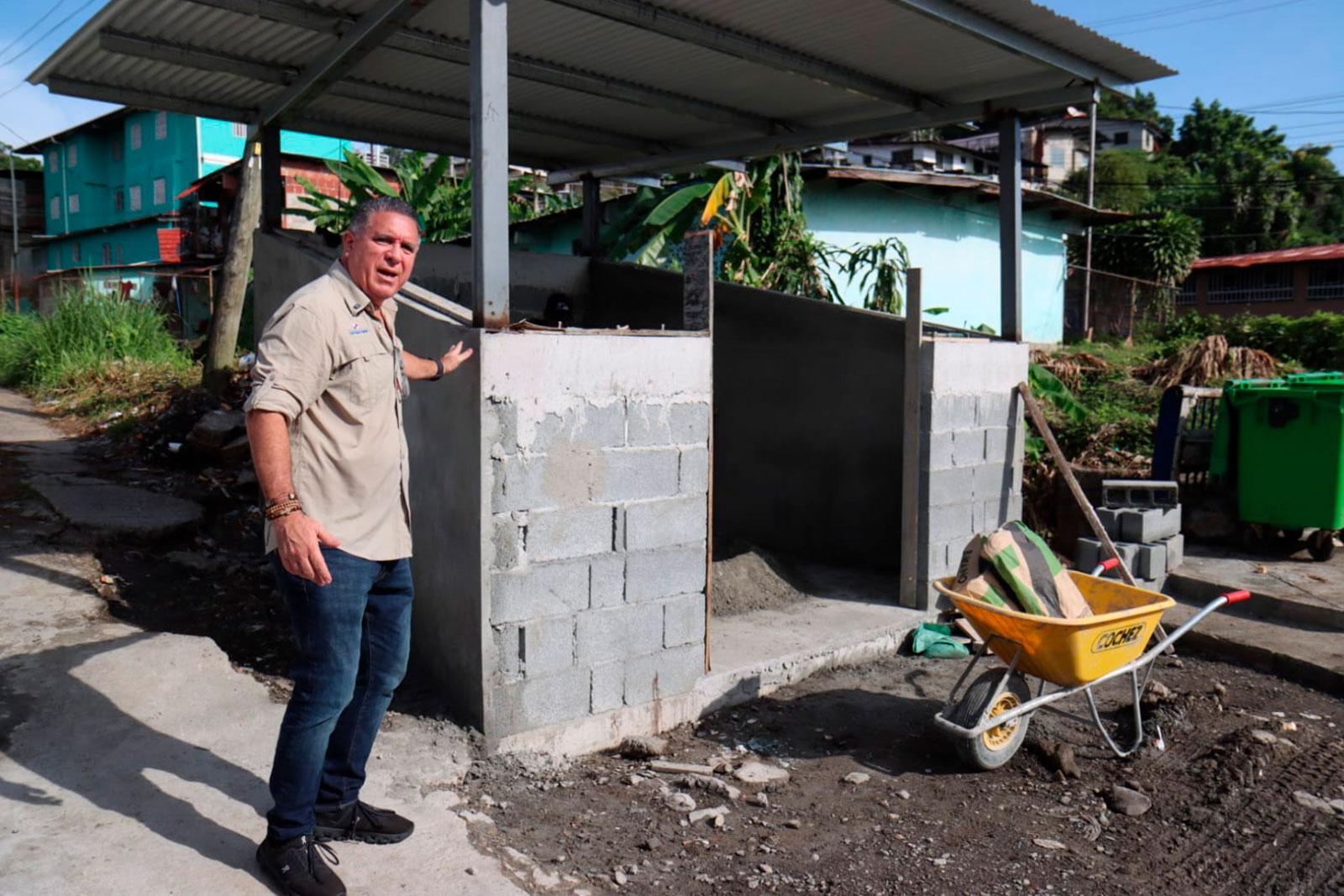 Administrador Ovil Moreno Marín inspeccionando la construcción de la nueva tinaquera en calle M Veranillo