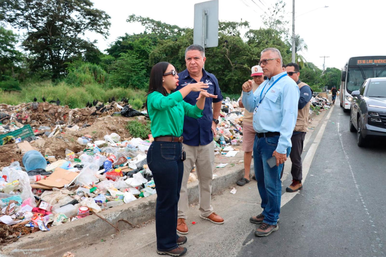 Autoridades de gobierno y locales se reunen para hablar sobre la disposición de los desechos en el área