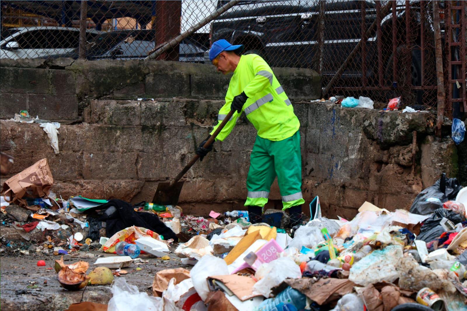 Personal de la AAUD recogiendo los desechos del punto crítico en Santa Ana
