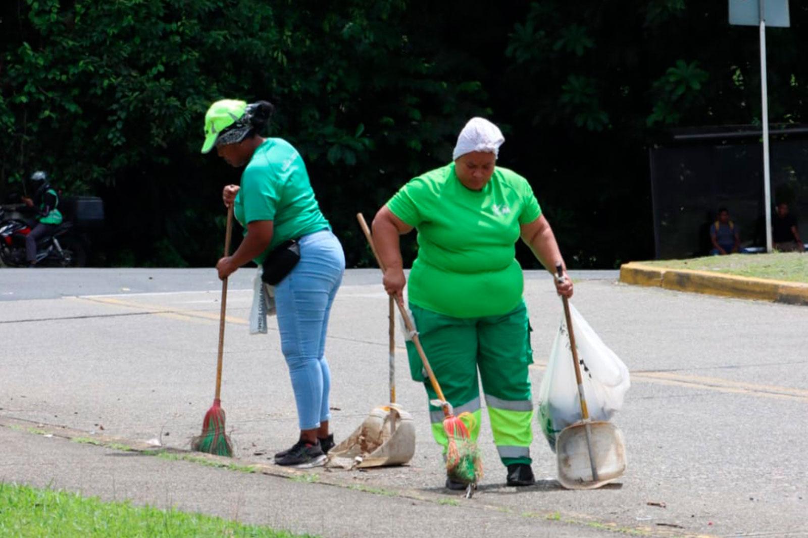 Las Damas de Barrido  limpiando las calles de los lugares visitados