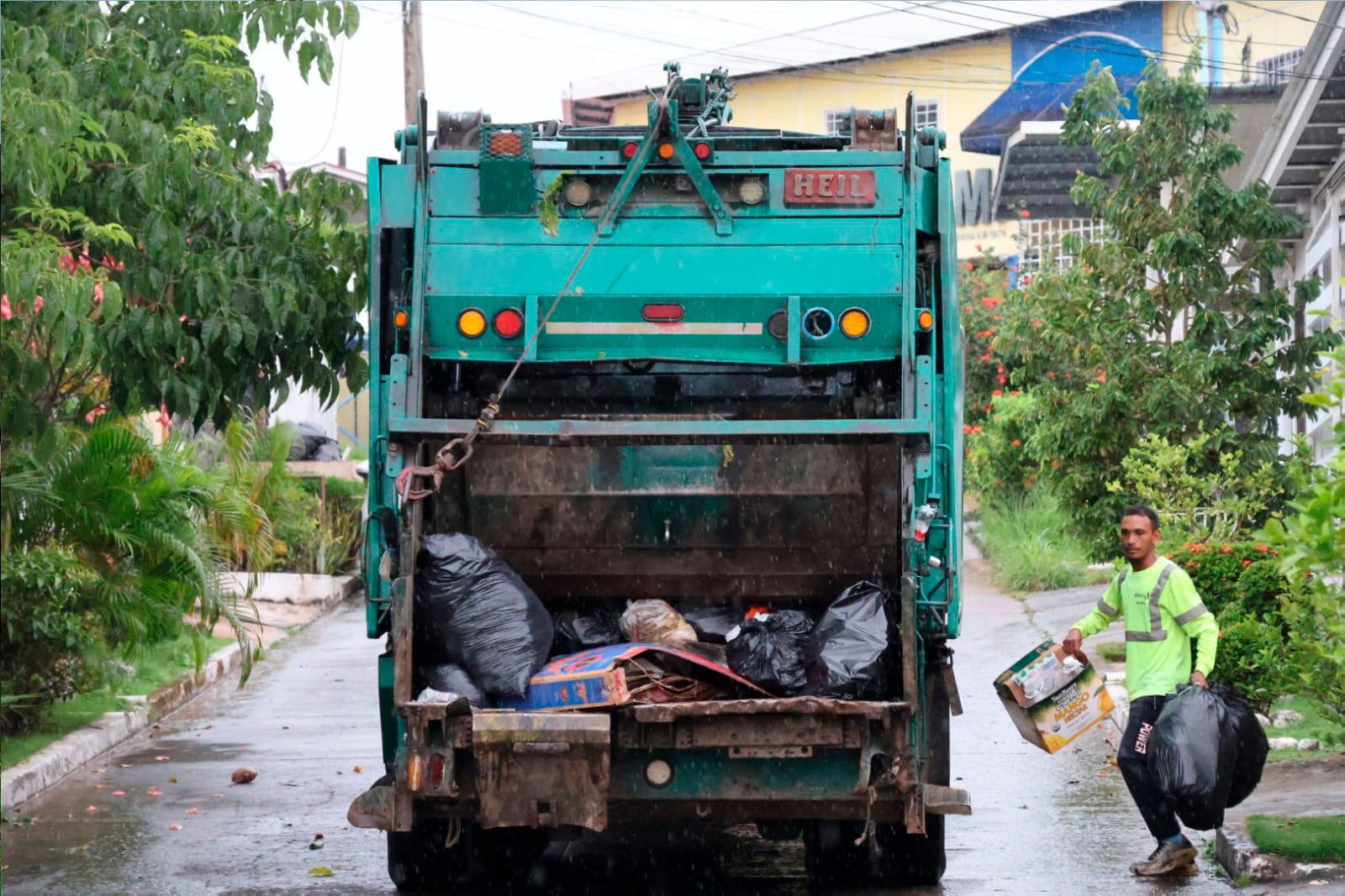 Compactador realizando recolección en el sector de San Miguelito