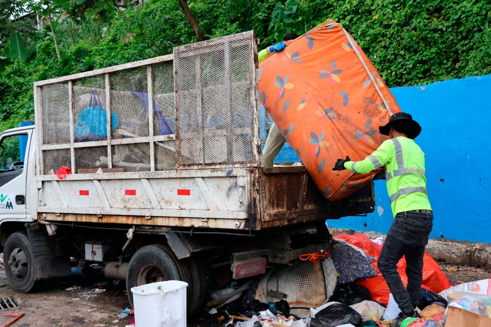 Carro rejilla realiza recolección de enseres en Plaza Colombia Calle M, Samaria, corregimiento Belisario Porras