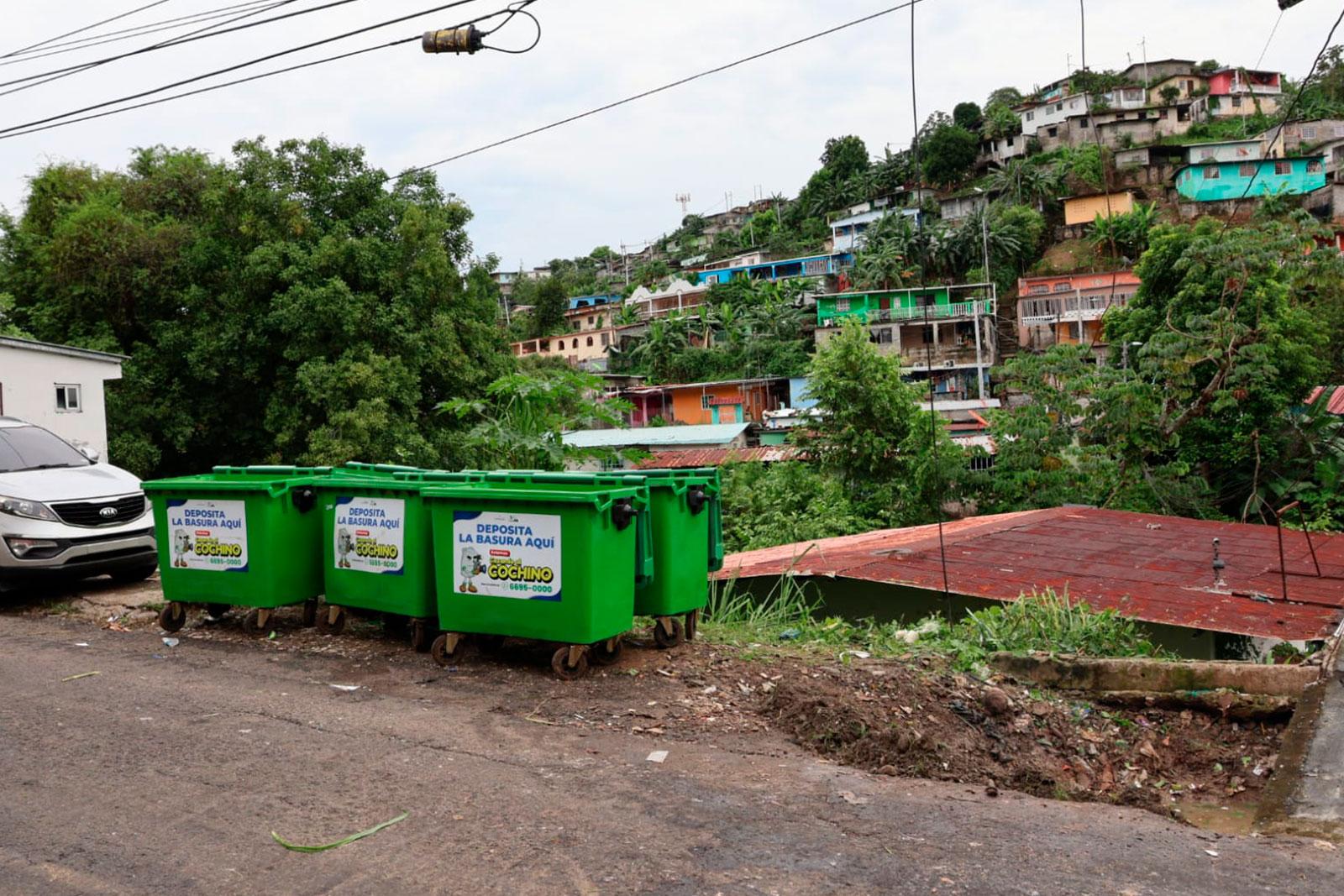 Colocación de tanques provisionales mientras se construye la tinaquera en Plaza Colombia calle M, Samaria, corregimiento Belisario Porras