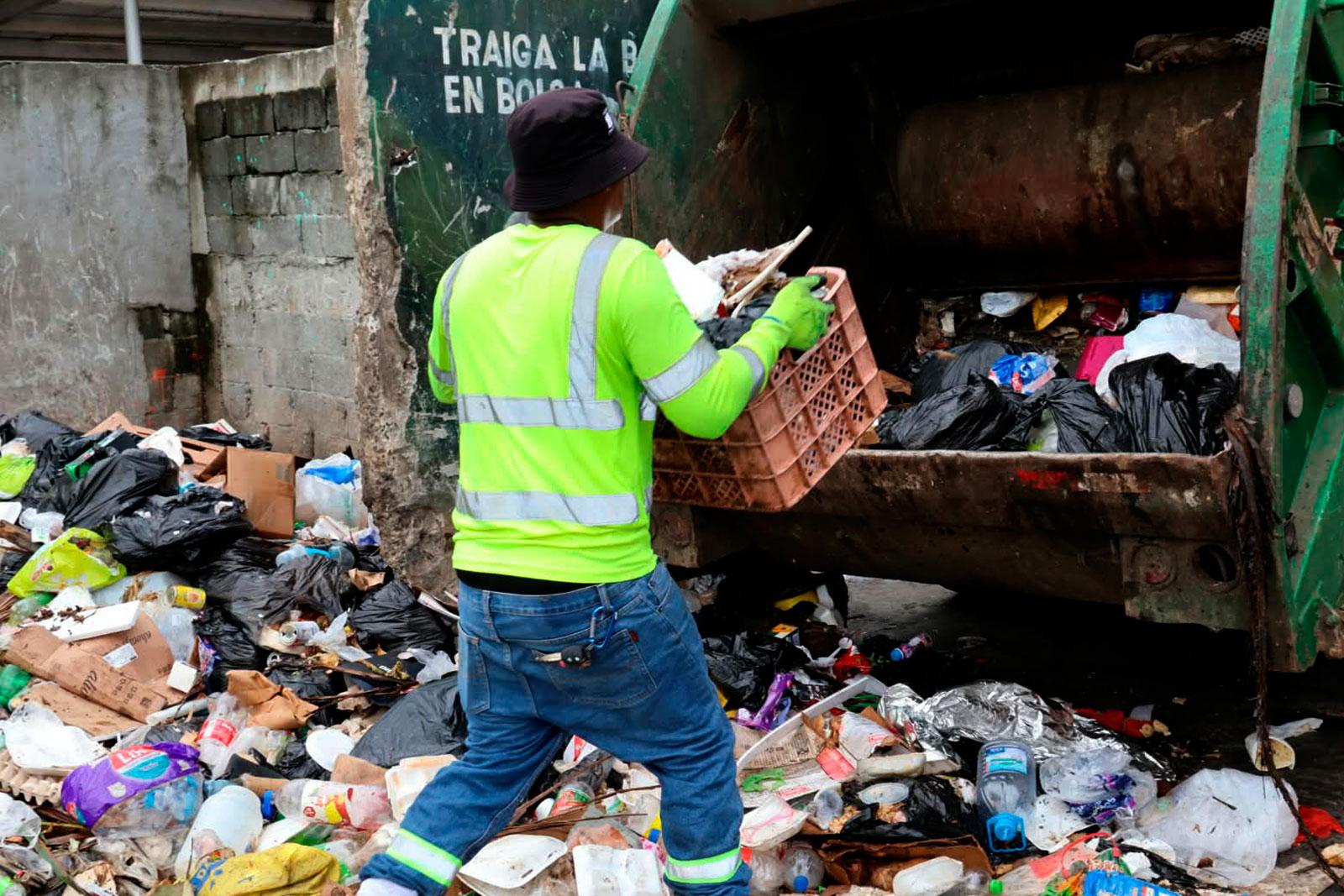 Camión compactador realiza recolección en San isidro, corregimiento de Omar Torrijos