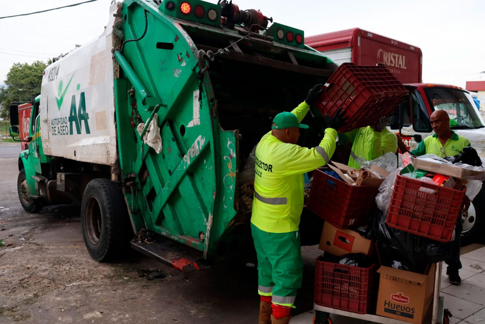 Recolección de desechos en camión compactador en La Morelo, ave. José Agustín Arango, corregimiento Tocumen