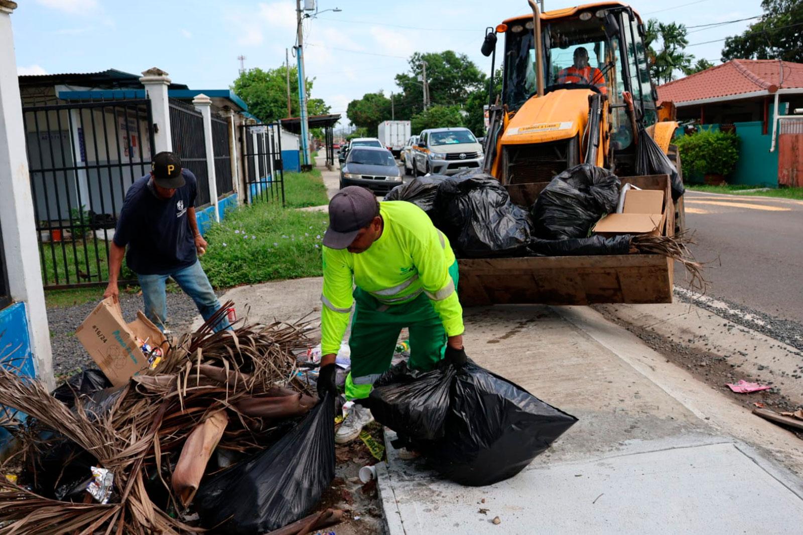 Recolección de bolsas de basura, pencas y otros materiales en Calle 142 oeste - Concepción, corregimiento de Juan Díaz