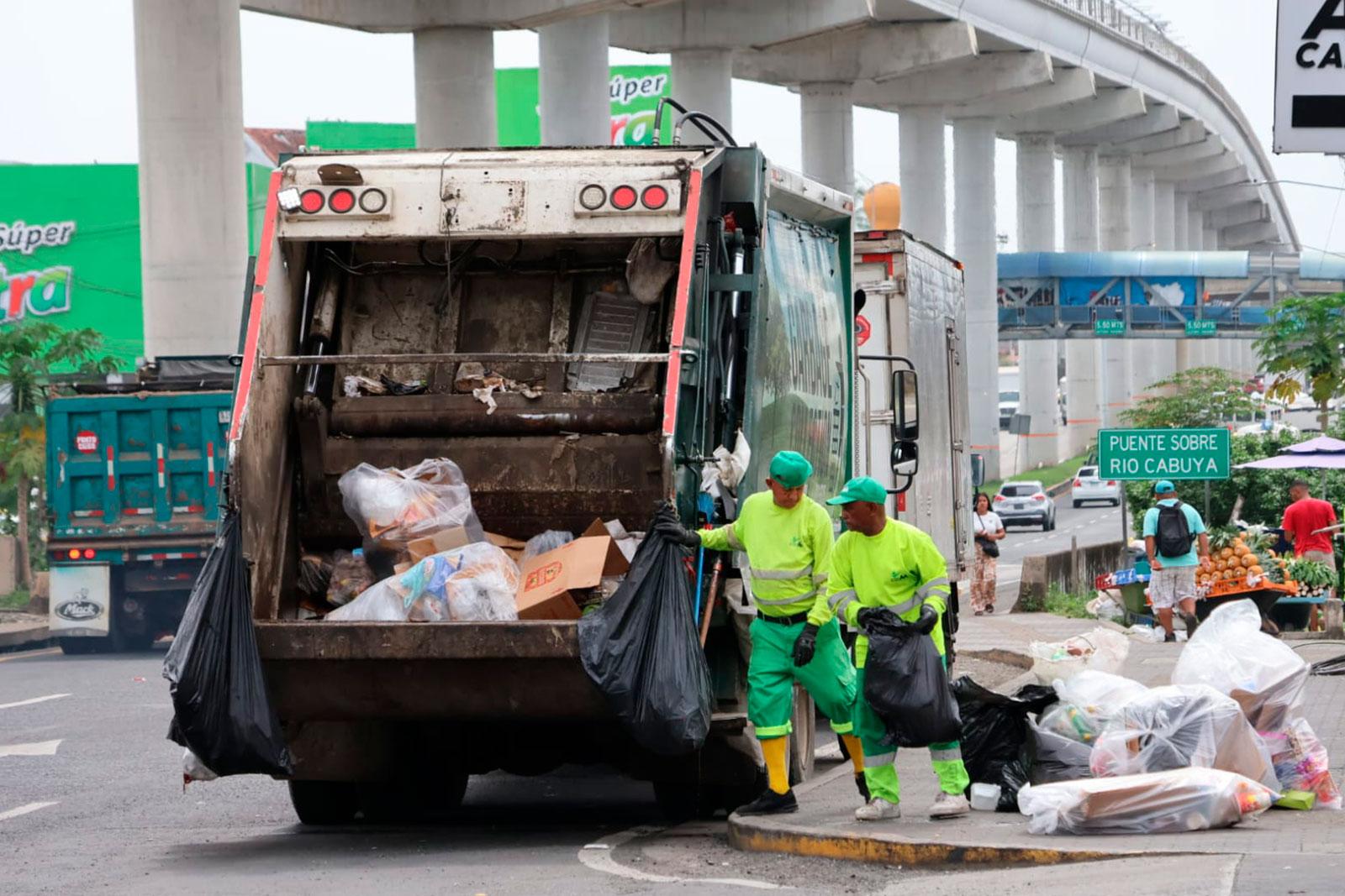 Recolección de desechos en la vía principal de La Doña, corregimiento 24 de Diciembre