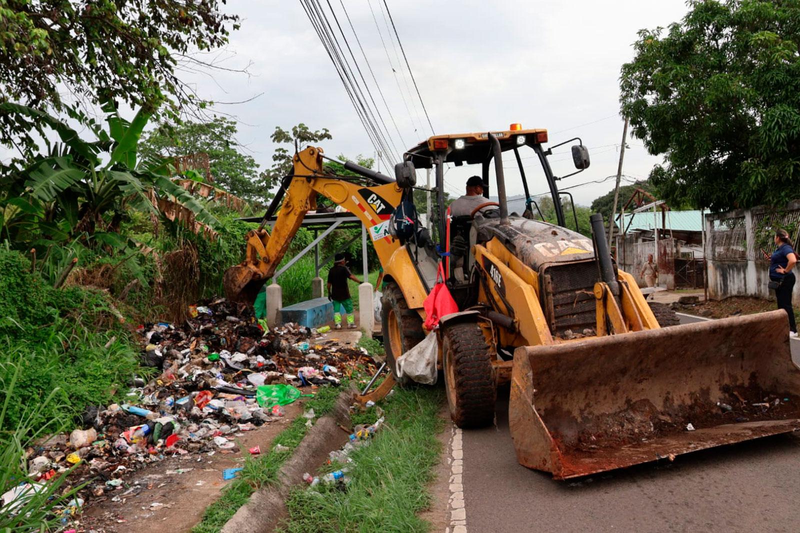 Retroexcavadora realiza recolección de desechos en punto crítico en Genesis, ave. La Arena, corregimiento deLas Mañanitas
