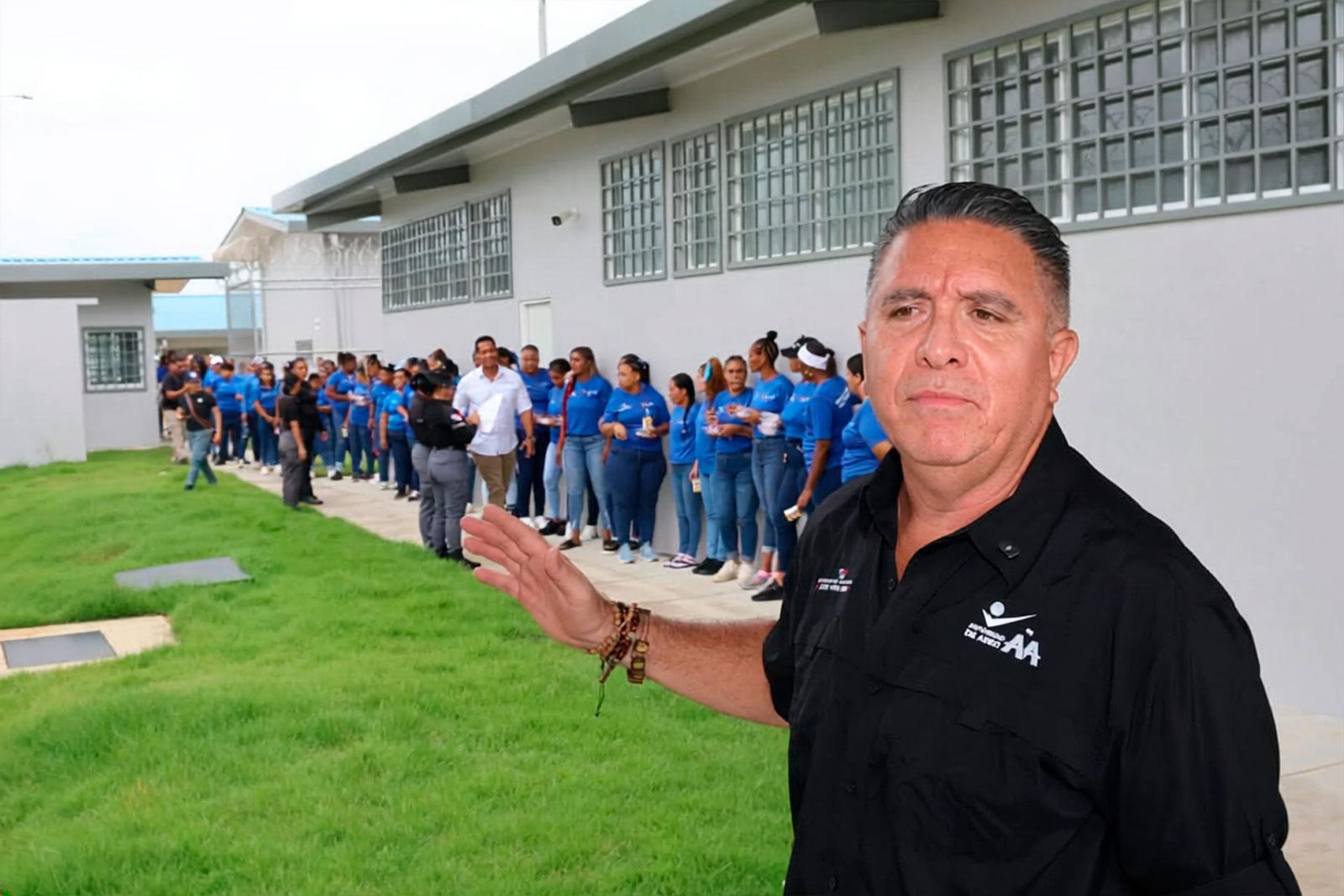El Administrador General Ovil Moreno Marín recibiendo a las mujeres del Centro Femenino de Rehabilitación Femenina La Esmeralda