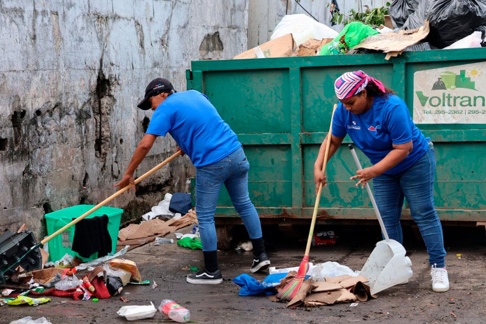 Barrido y recolección con retroexcavadora y volquete en La 9 de enero, corregimiento Amelia Denis de Icaza