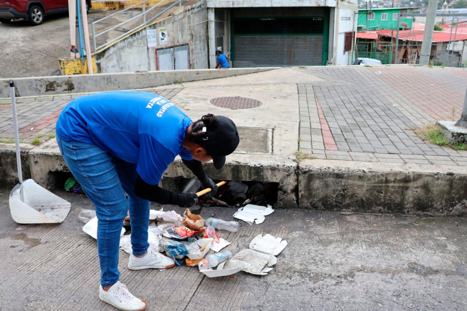 Barrido en la vía Transístmica a la altura de Pan de Azúcar, corregimiento de Amelia Denis de Icaza