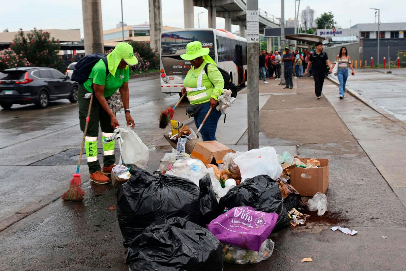 Barrido en calle principal de Pueblo Nuevo