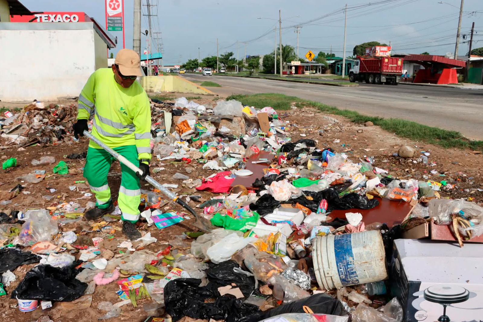 Recolección de desechos en el sector Felipillo, corregimiento de 24 de Diciembre, contribuyendo a mantener sus calles y espacios libres de desechos.