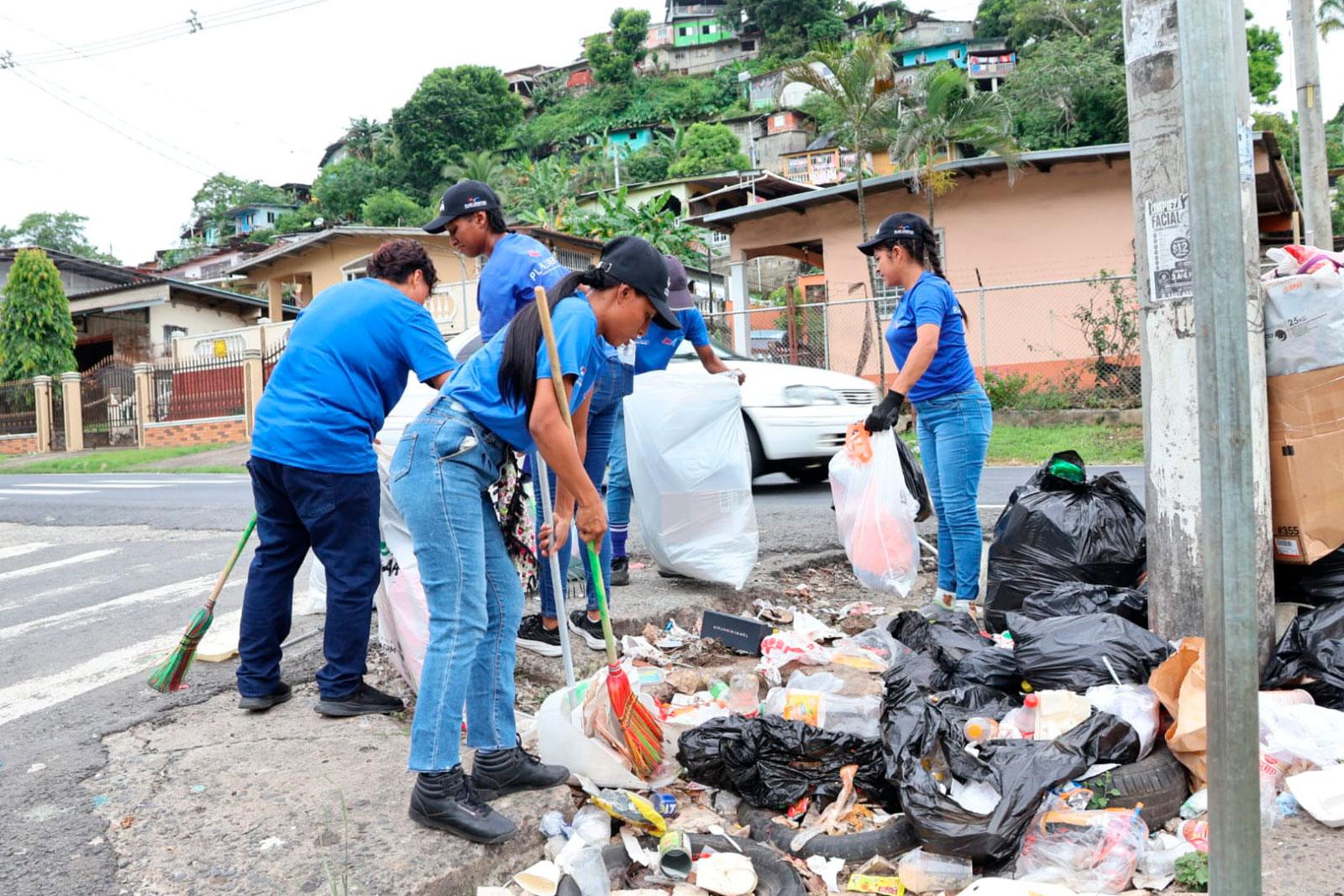 Plan Libertad del Ministerio de Gobierno apoya labores de barrido de la AAUD en San Isidro,  corregimiento Omar Torrijos Herrera