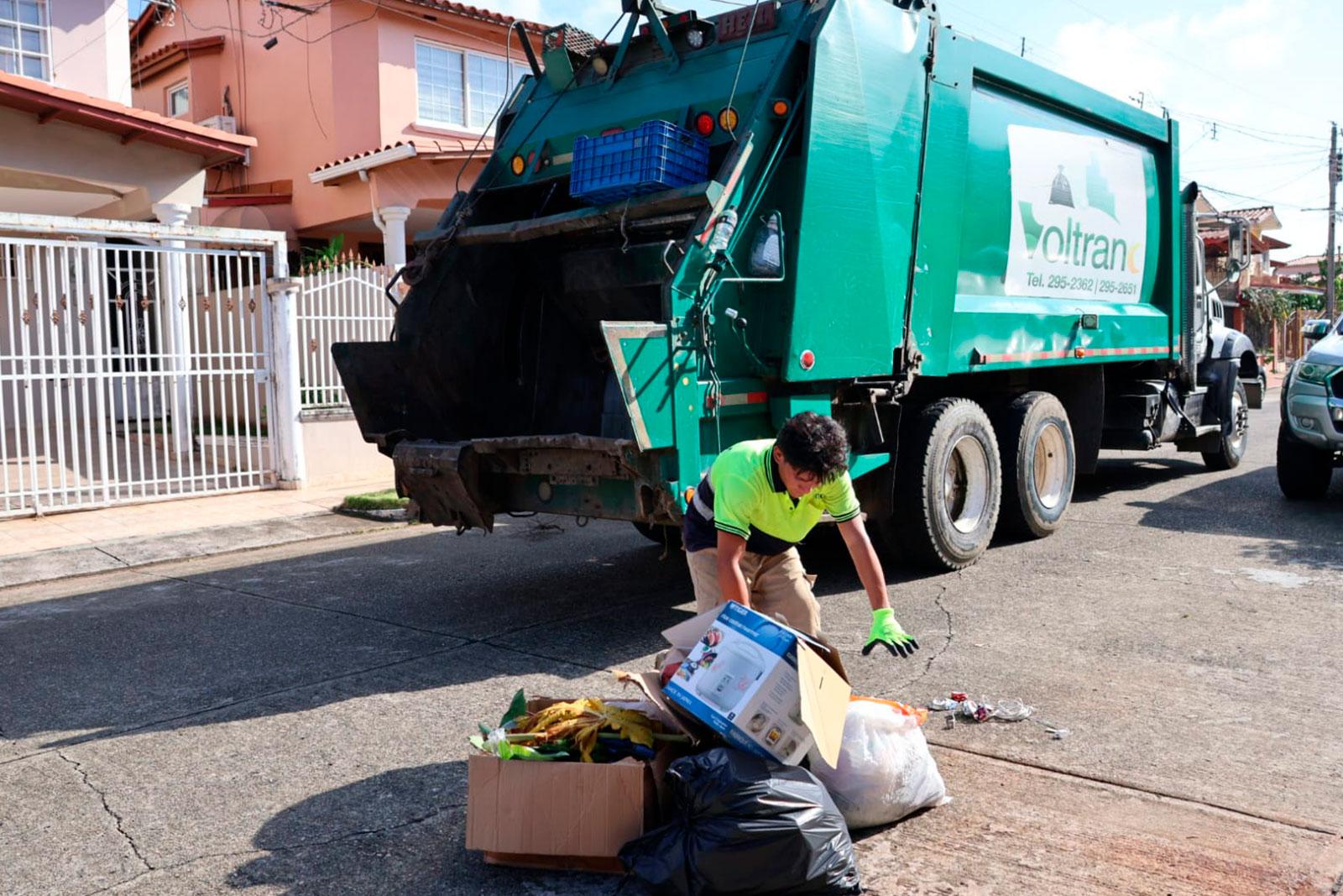 Camión compactador en labores de recolección en Brisas del Golf, corregimiento del corregimiento Rufina Alfaro.