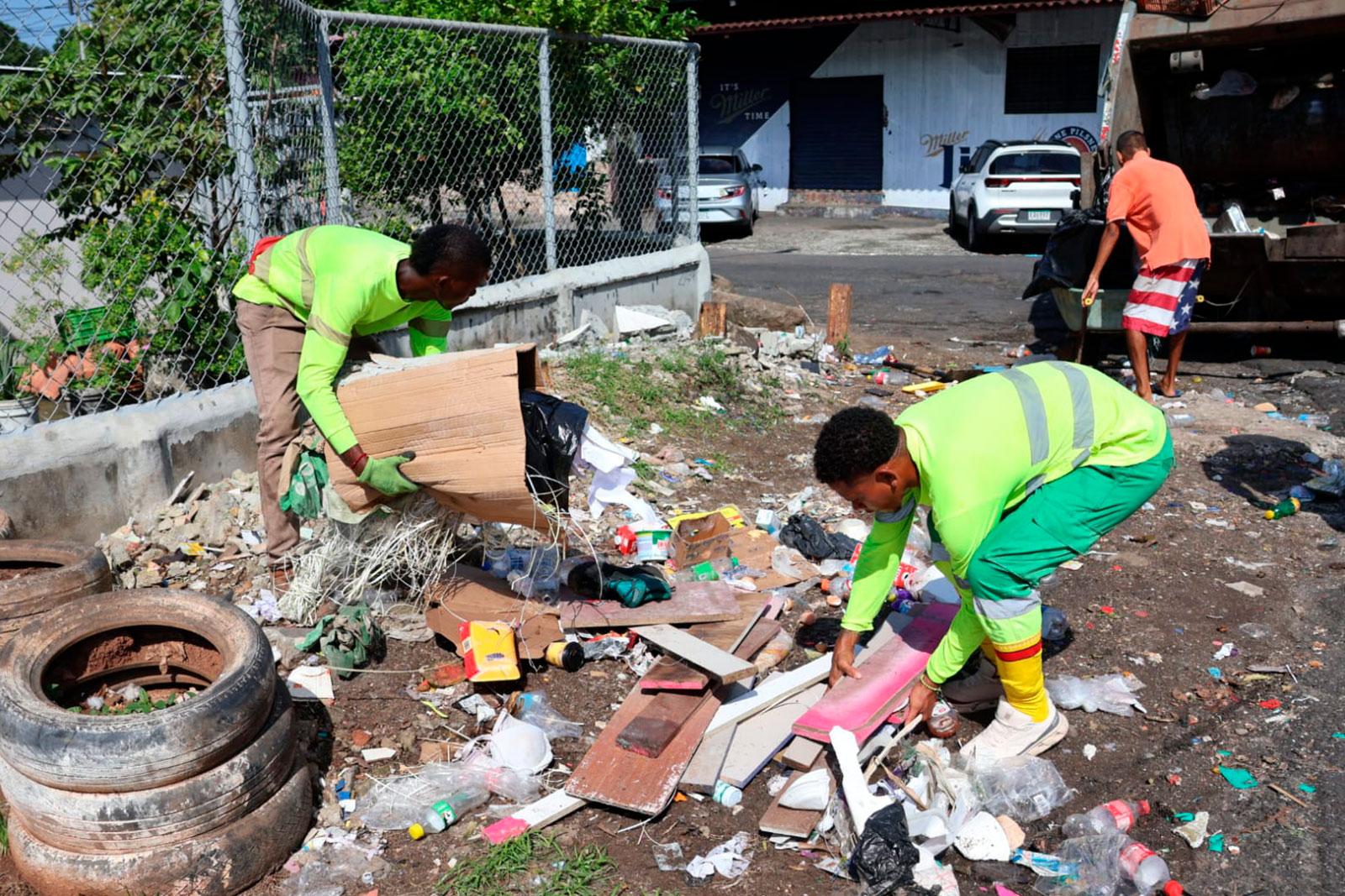 Camión compactador realiza labores de recolección de desechos en el Sector 1 de Don Bosco, corregimiento de Belisario Porras.