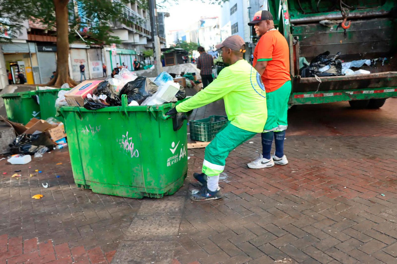 Recolección y barrido en la Peatonal, corregimiento de Santa Ana.