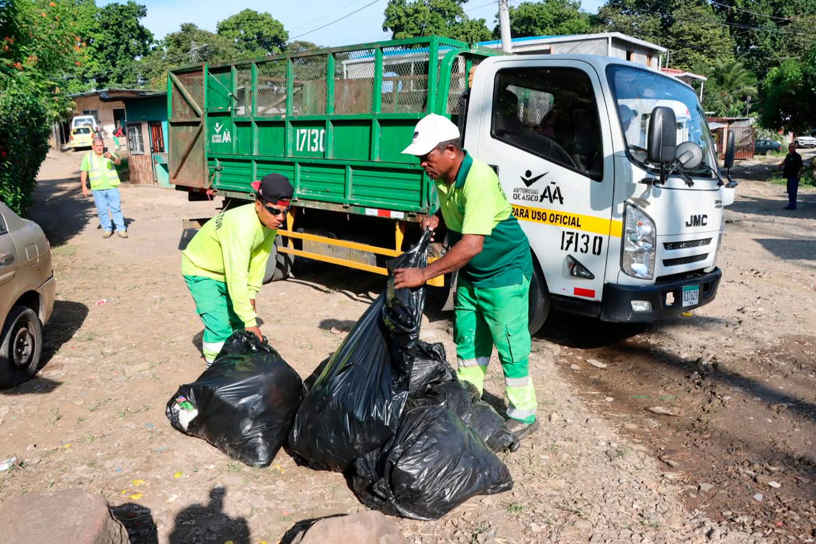 Camión rejilla en recolección de desechos en el corregimiento de Ancón