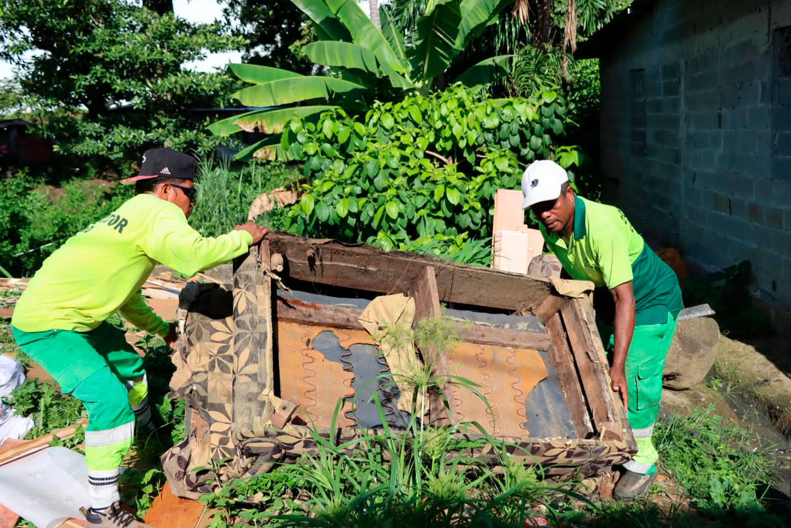 Camión rejilla en recolección de desechos en el corregimiento de Ancón