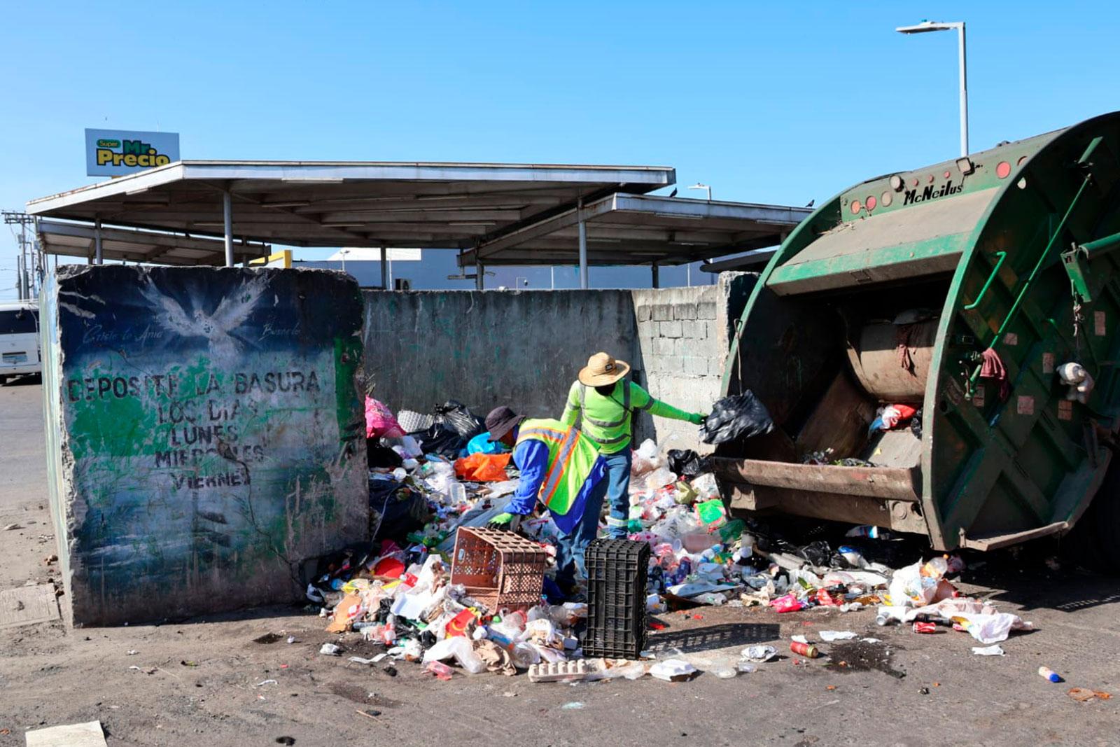 Camión compactador así  como retroexcavadora y camion volquete  en labores de recolección en Torrijos Carter, corregimiento Belisario Frías.