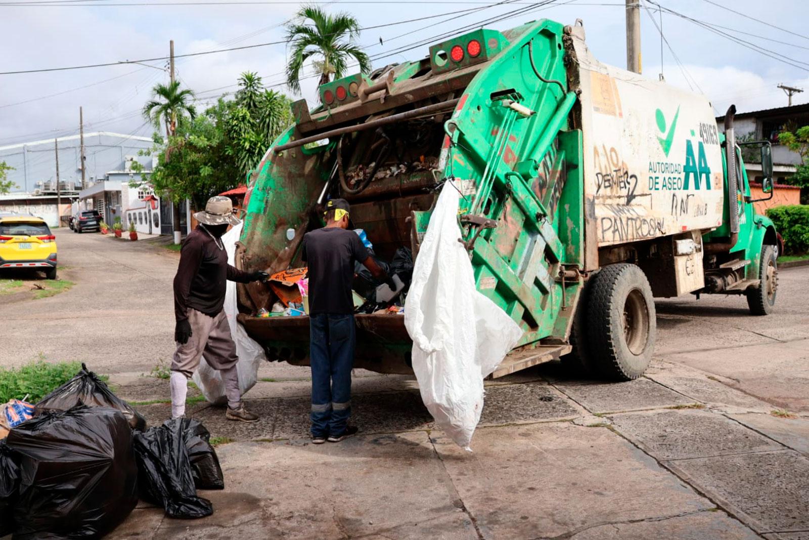 Camión compactador en recolección en calle 16 en Villa Elena, corregimiento Río Abajo