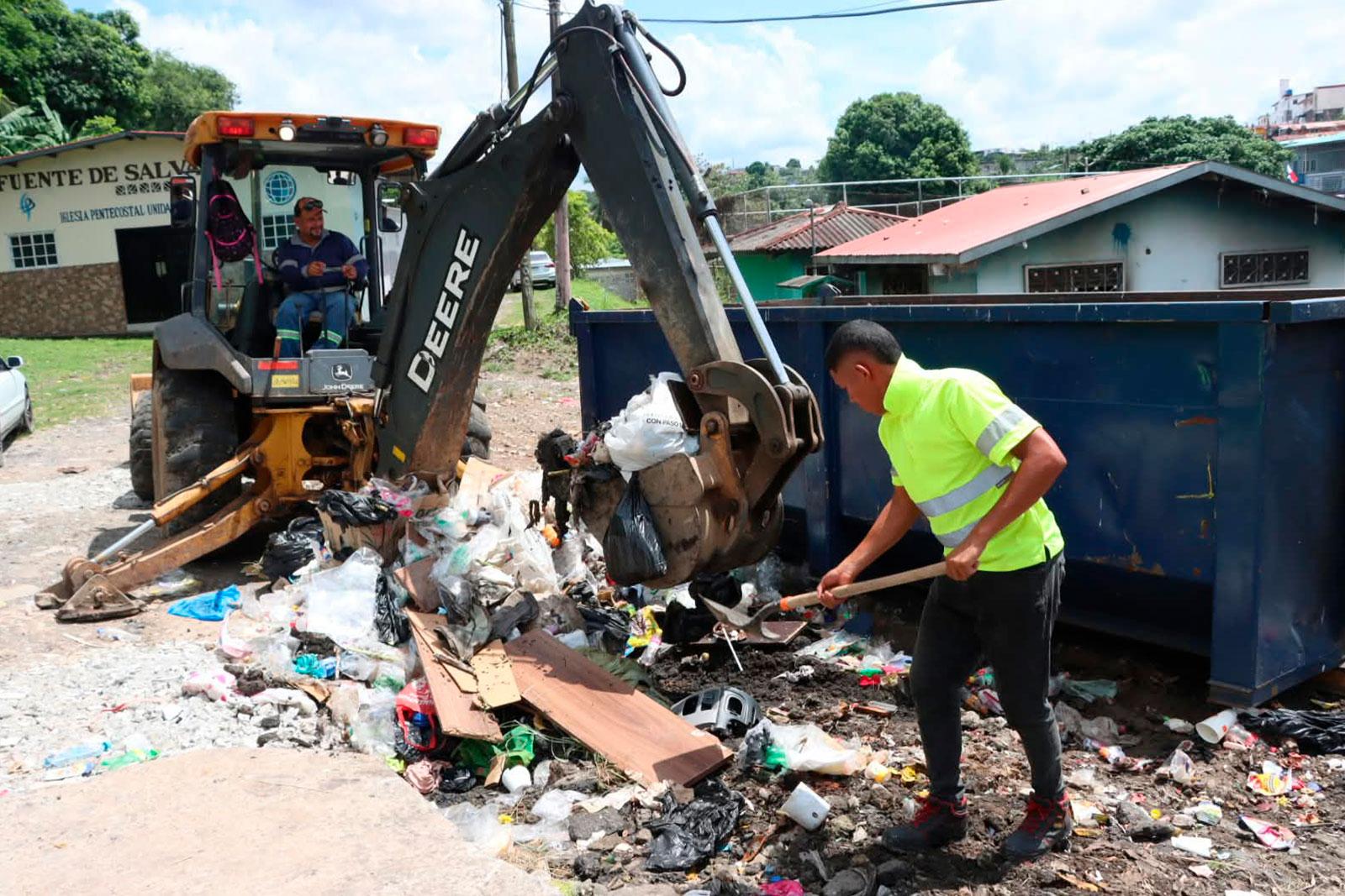 Recolección en el sector Mano de Piedra, corregimiento Belisario Frías