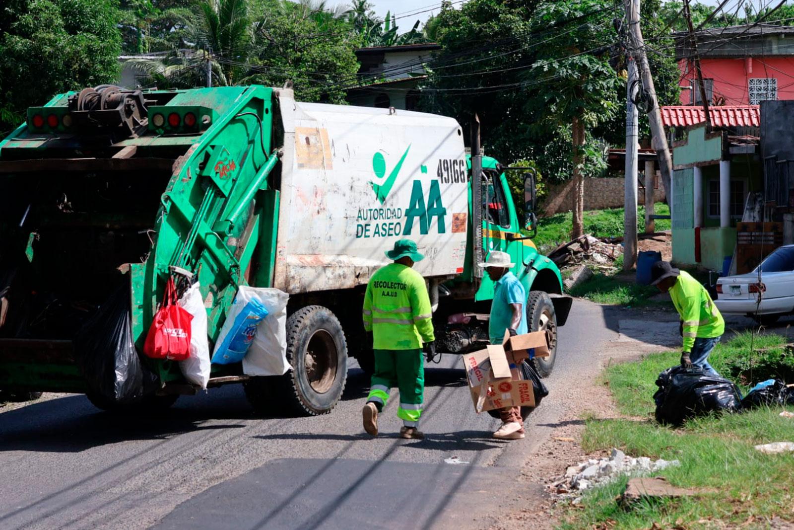 Camión compactador recolecta desechos en sector Rana de Oro, corregimiento de Pedregal