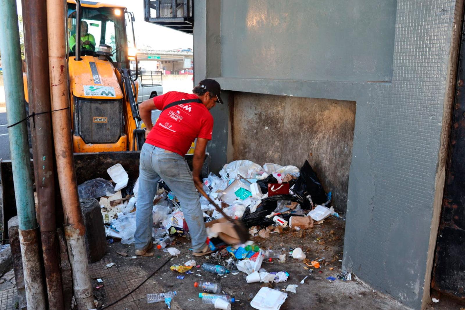 Retroexcavadora y camión volquete en operaciones de recolección, corregimiento deSanta Ana