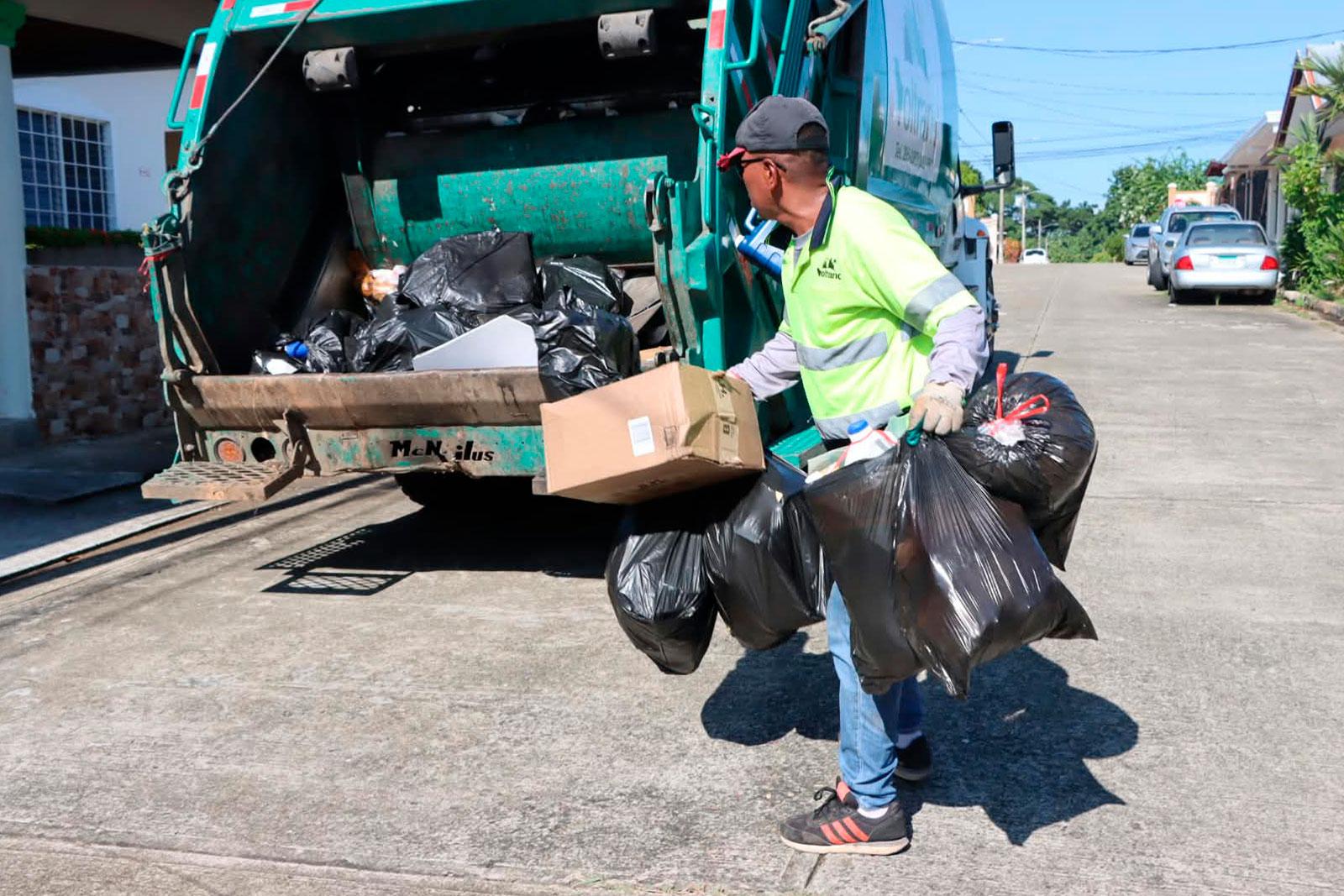 Recolección en la Barriada Altos de la Pradera, corregimiento Rufina Alfaro