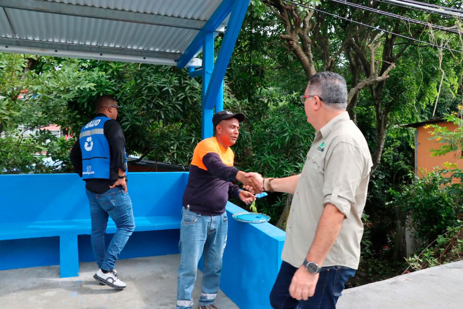 Administrador general inspecciona la construcción de una nueva parada de buses en Plaza Colombia, corregimiento Belisario Porras