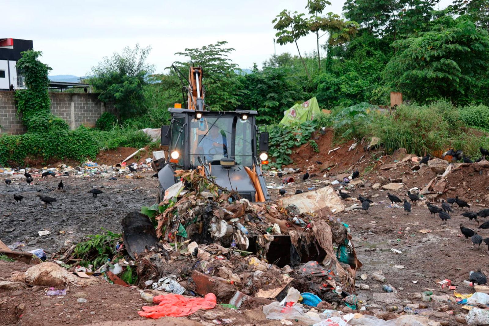 Retroexcavadora realiza limpieza en terreno baldío Belén, corregimiento de Tocumen