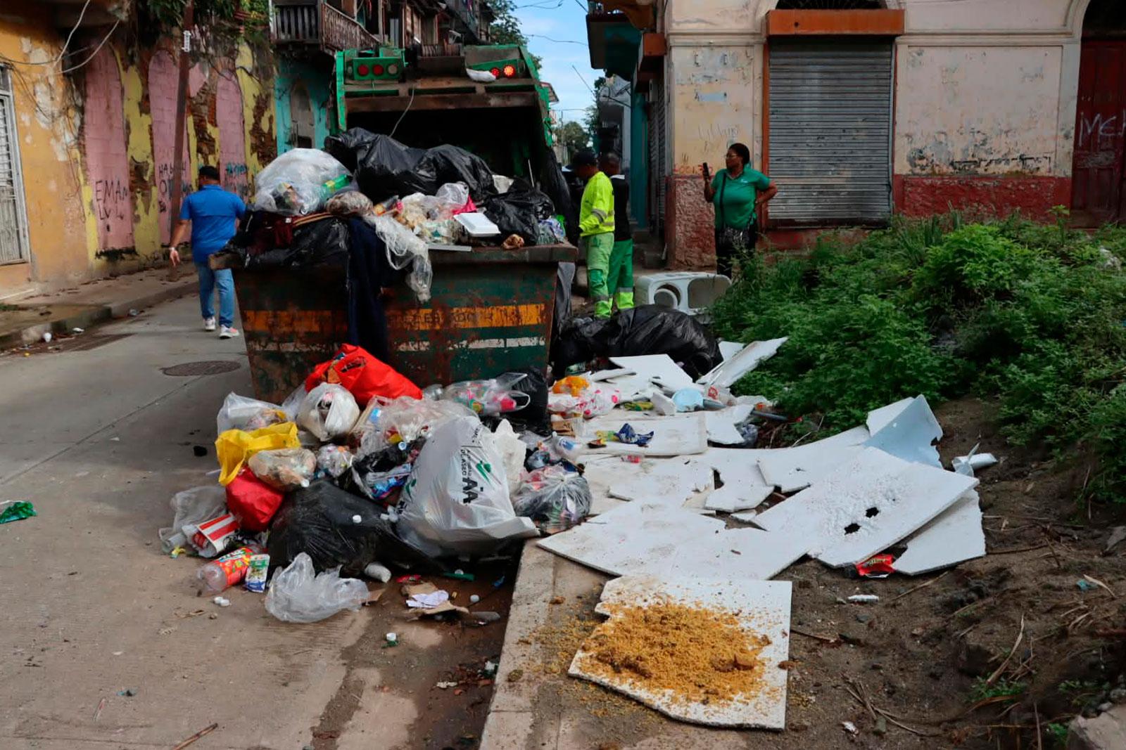 ecolección con camión compactador en el corregimiento de Santa Ana