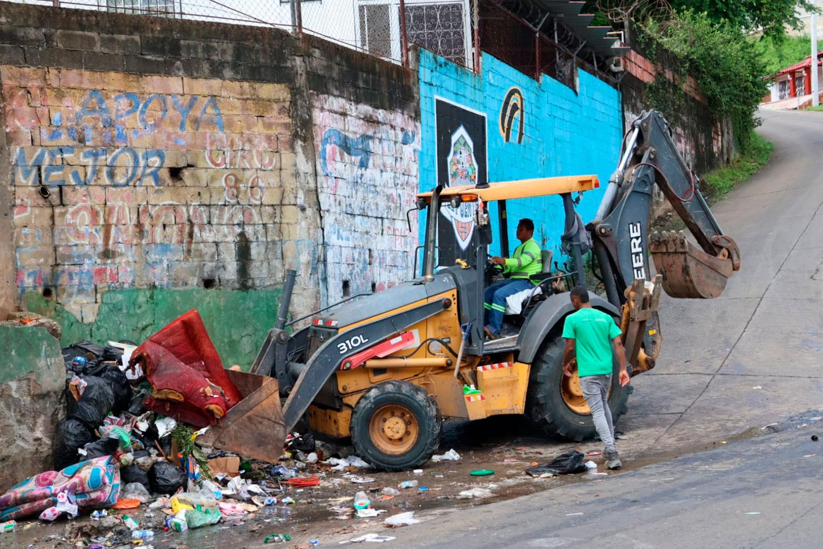  Volquete y retroexcavadora en labores de recolección en corregimiento Amelia Denis De Icaza