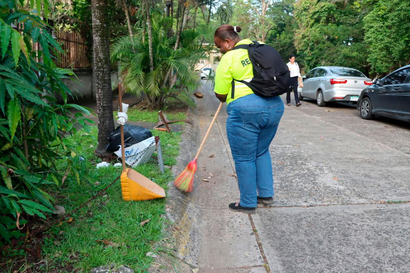 Damas de Barrido realizan limpiezan en el corregimiento de Ancón