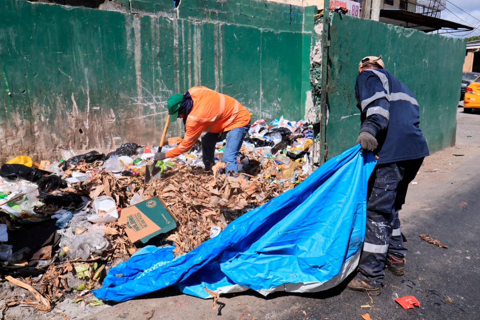 Recolección de desechos en Torrijos Carter, corregimiento de Belisario Frías