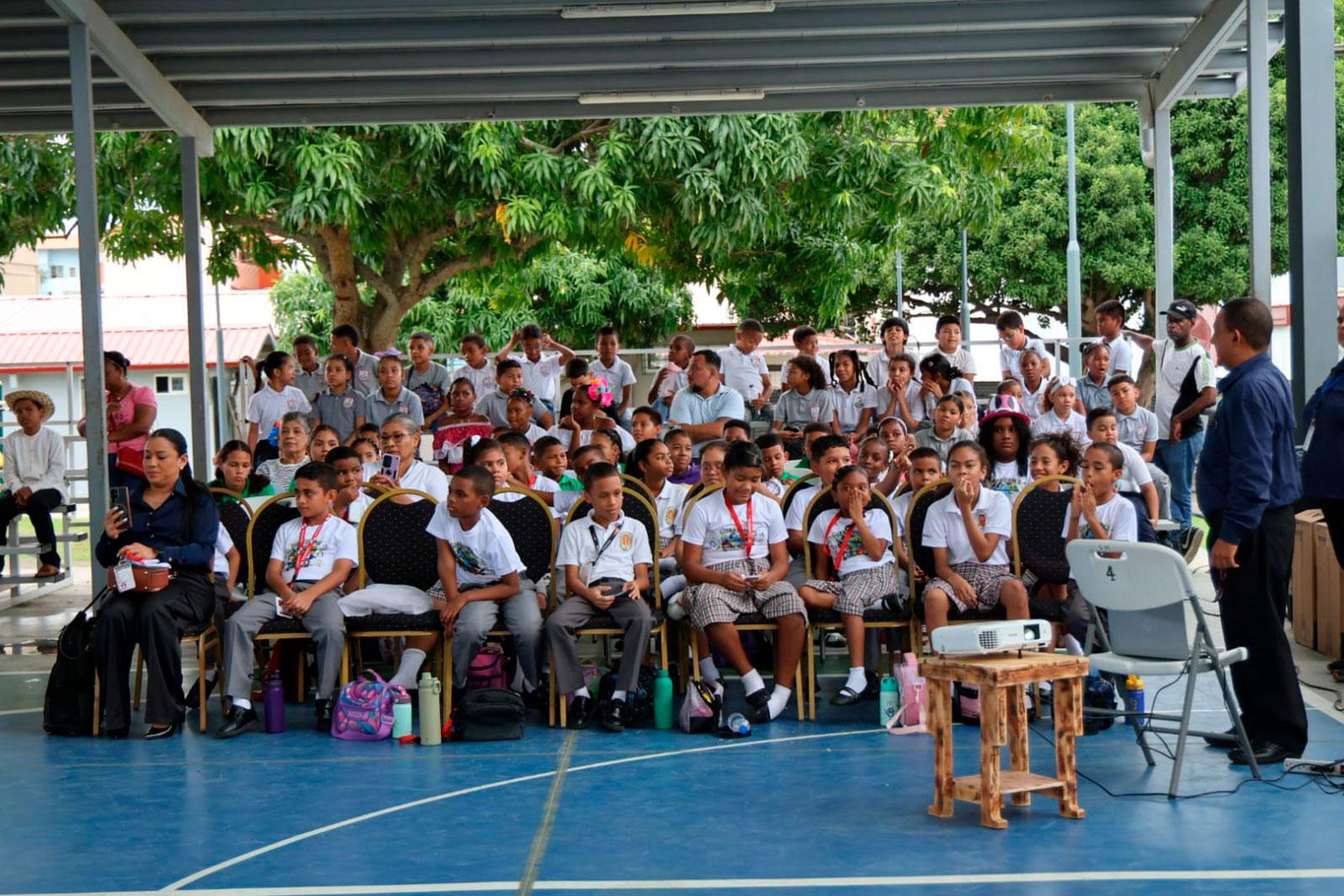 Alumnos y profesores que participaron del programa de clausura Guardianes del Ambiente