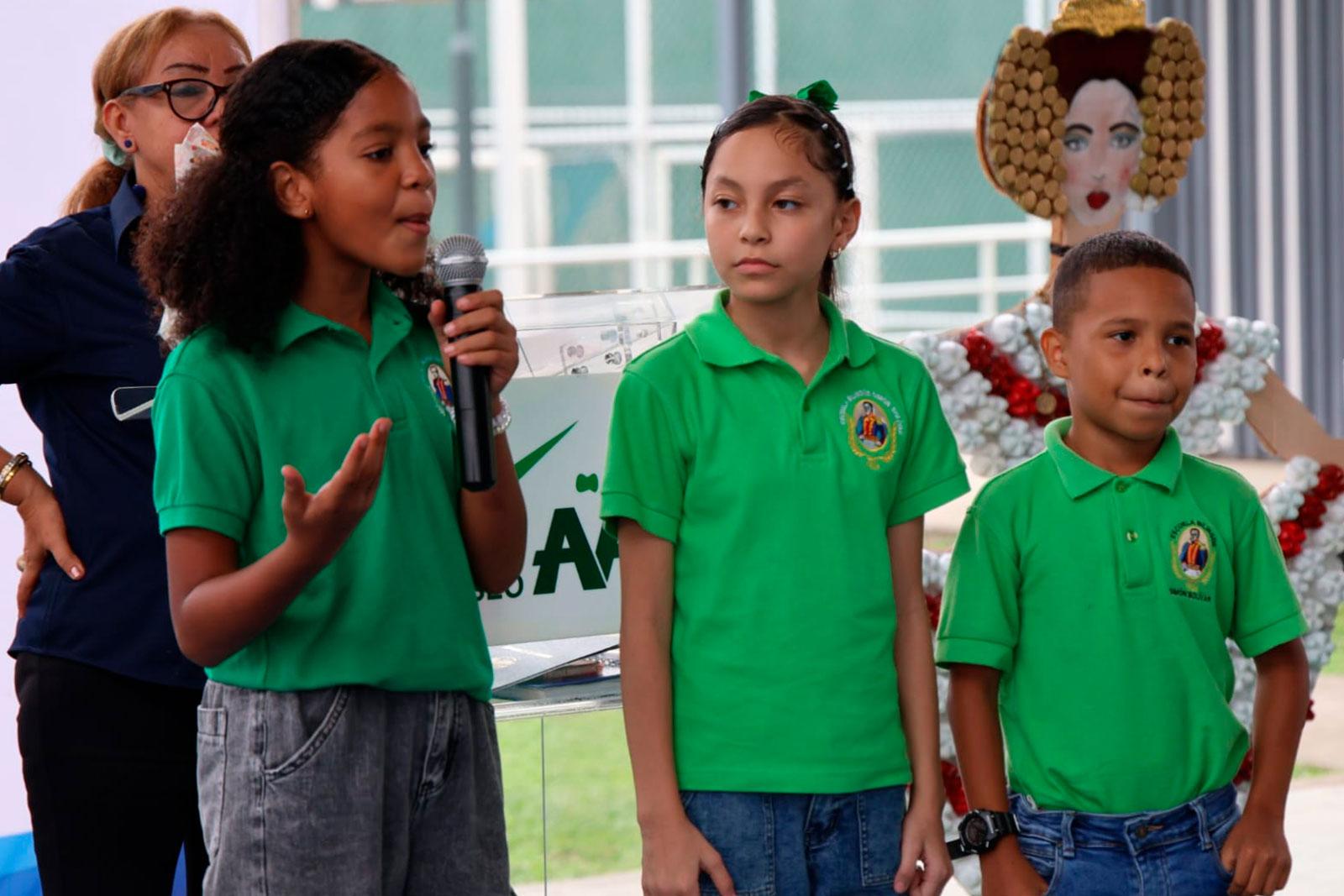 NIños participante del programa Guardianes del Ambiente dando unas palabras