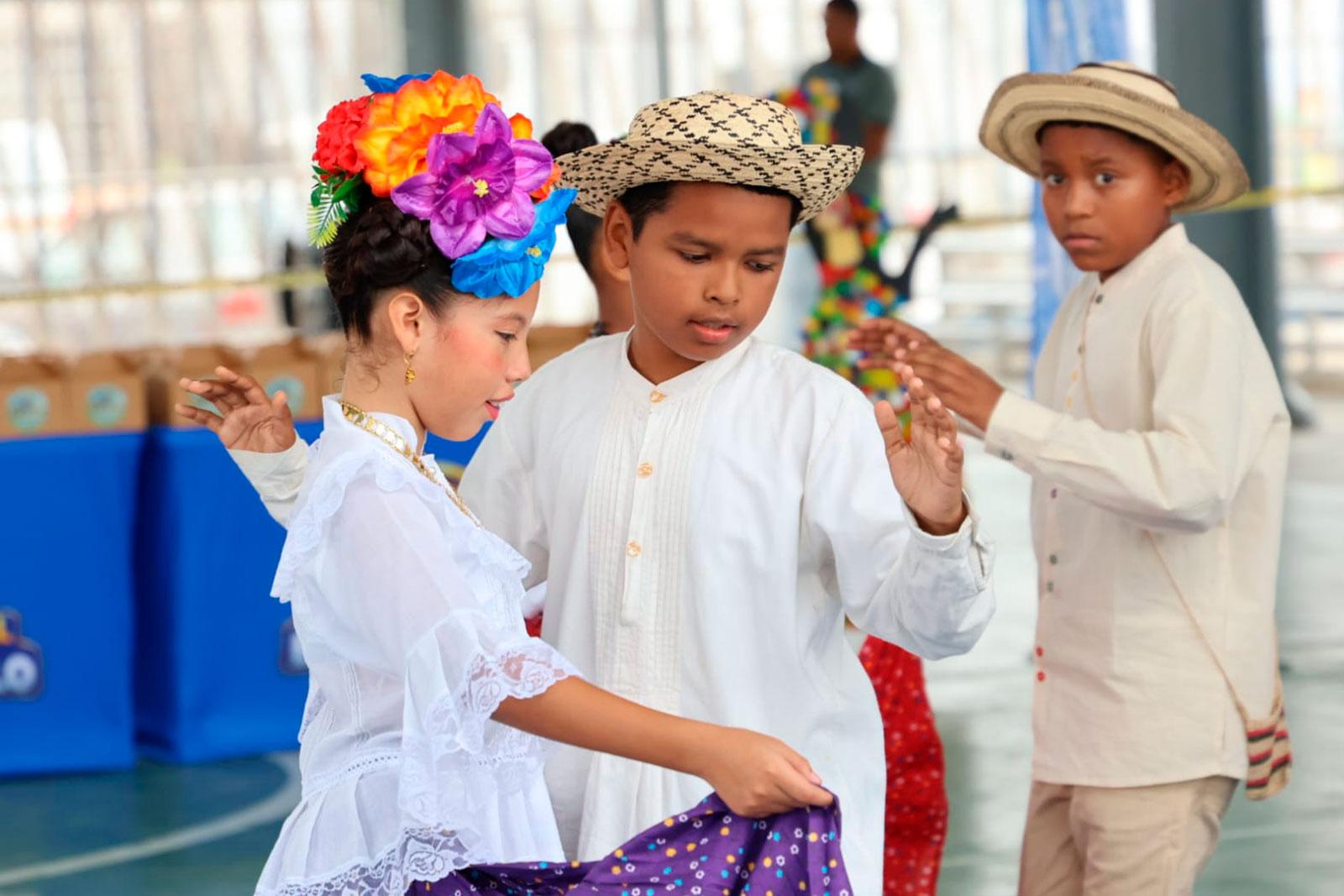 Conjunto típico de niños en la clausura del programa Guardianes del Ambiente