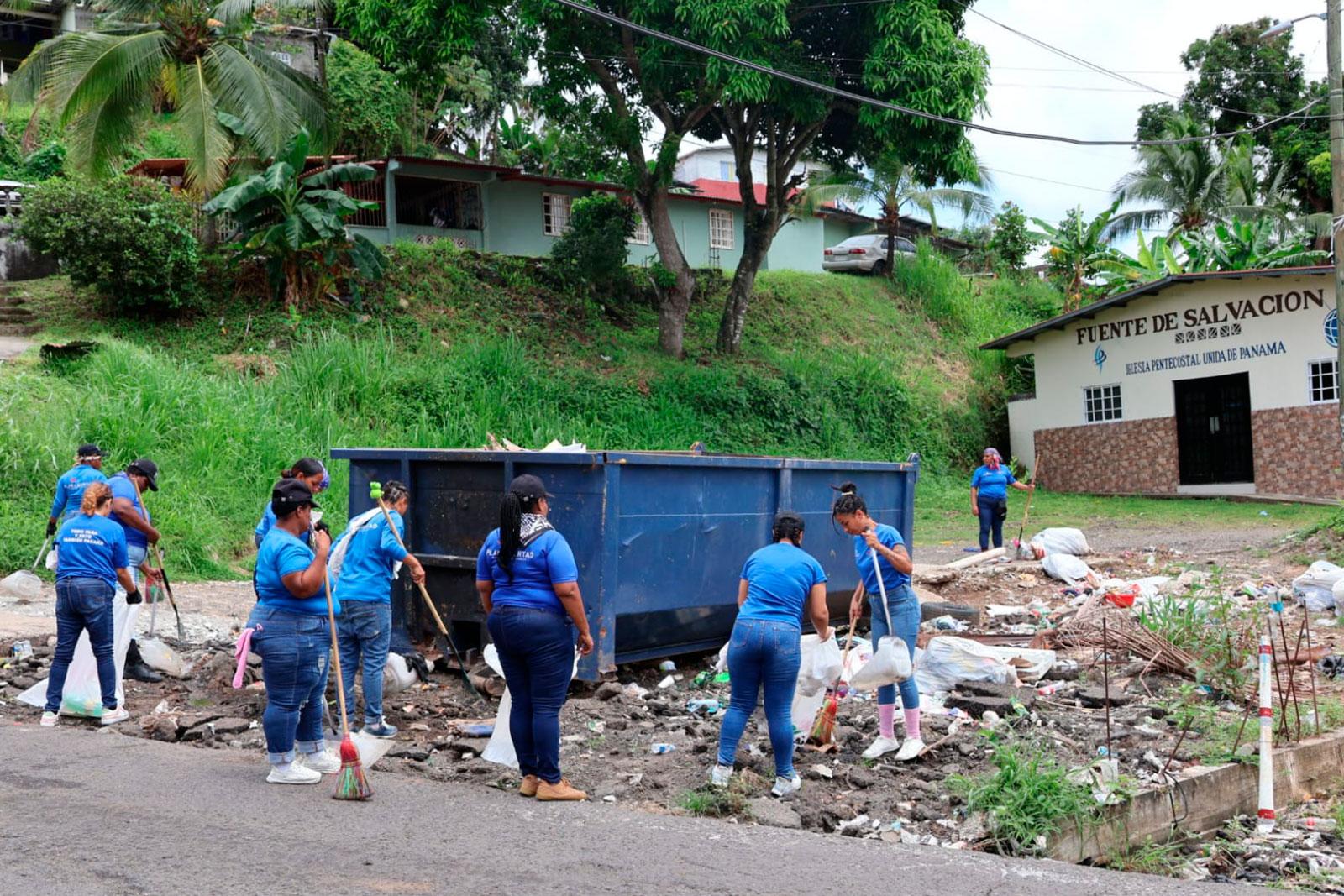 Barrido por parte de la jovenes de Plan Libertad en Calle A, corregimiento Torrijos Carter