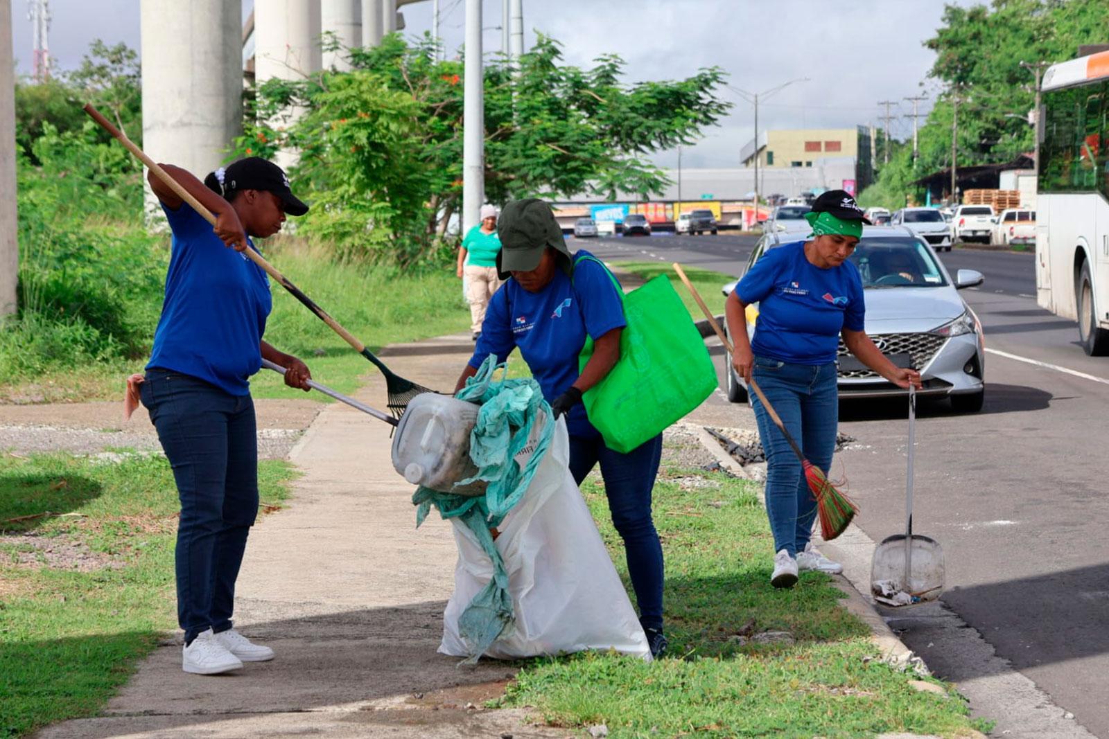 Barrido en la Vía Tocumen, manteniendo la vía limpia y libre de desechos, en el corregimiento de José Domingo Espinar.