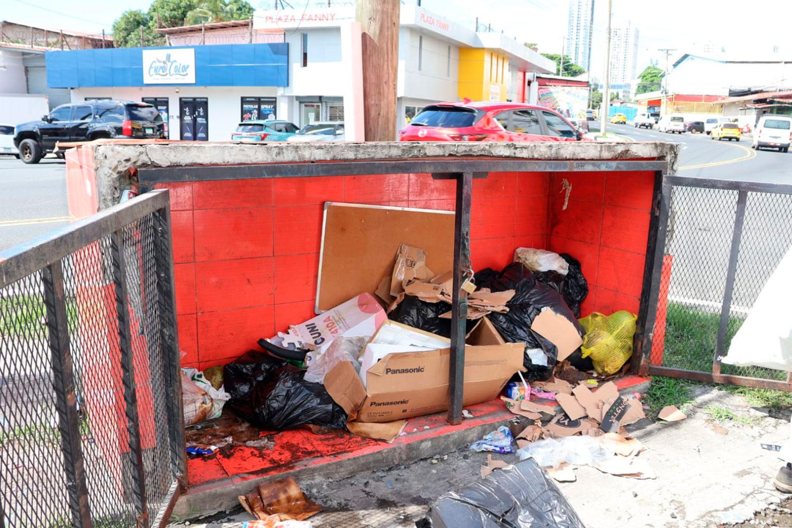 Limpieza de tinaquera en Calle 10, corregimiento de Río Abajo