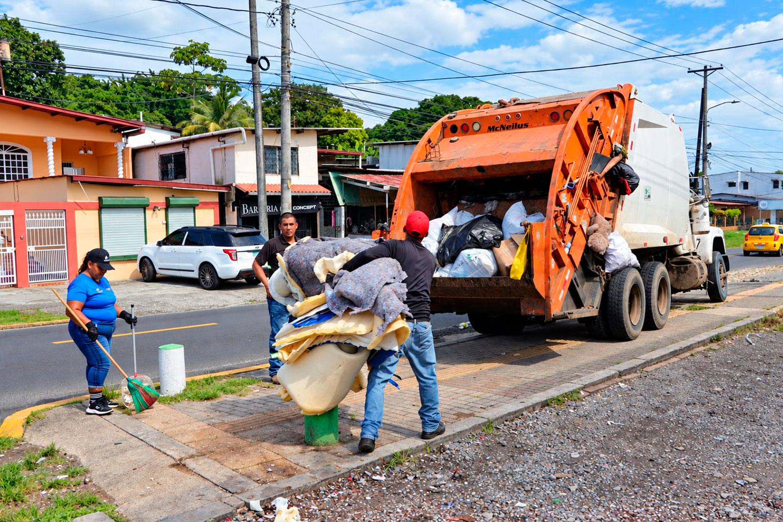 Camión compactador realiza recolección en Recolección en el Corregimiento de José Domingo Espinar