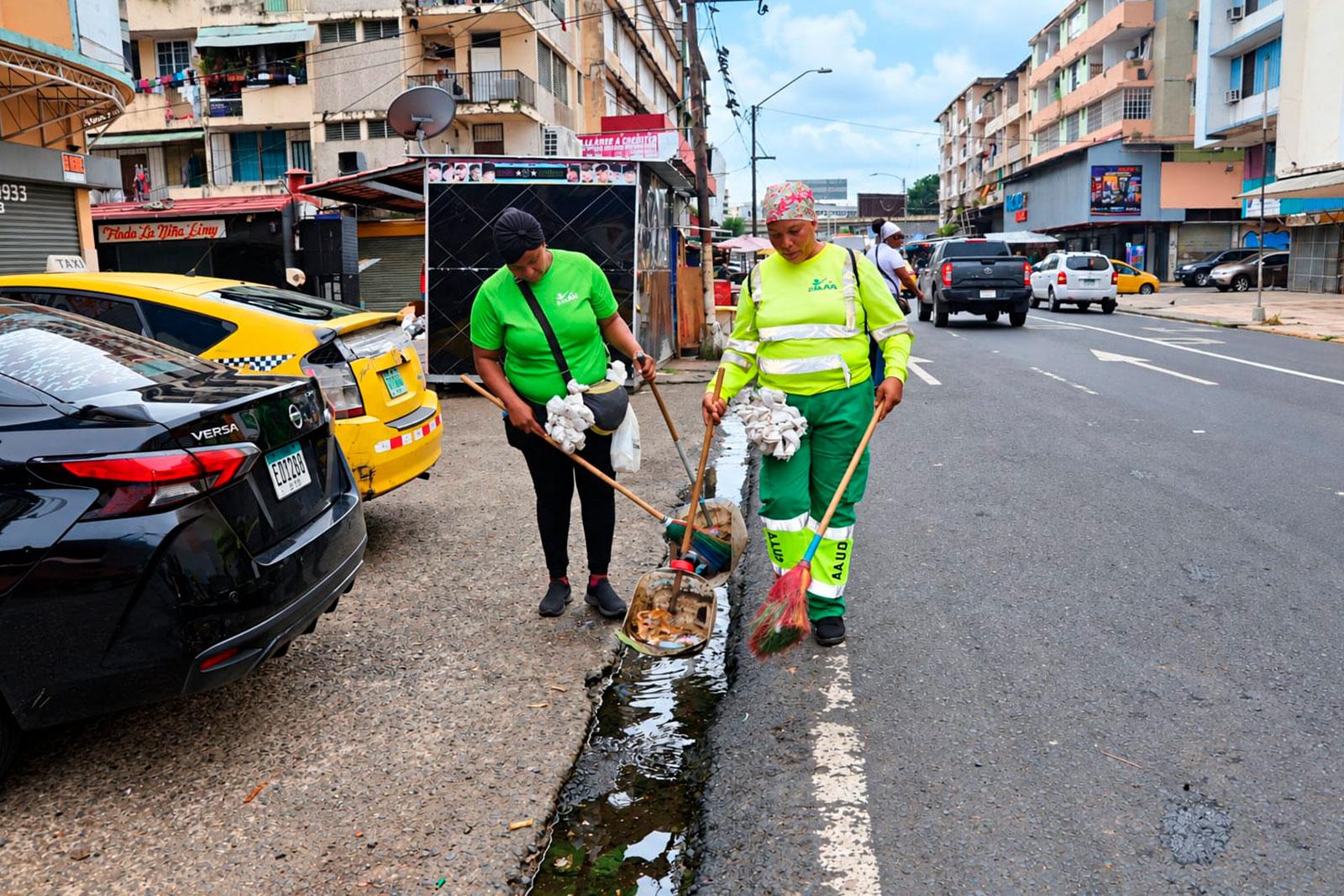 Barrido en vía principal del corregimiento de Calidonia