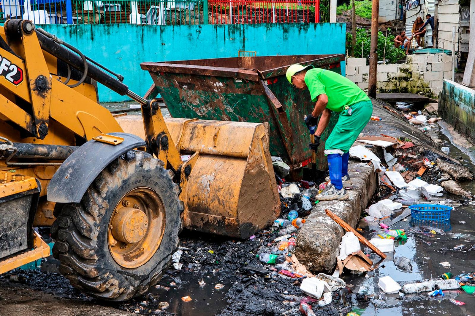 Labores de limpieza y recolección realizadas en San Miguel, corregimiento de Calidonia